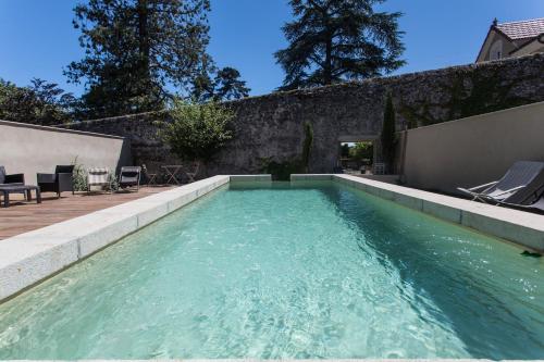 une piscine dans l'arrière-cour d'une maison dans l'établissement La Villa des Charmilles, à Vernoux-en-Vivarais