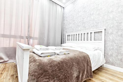 - une chambre avec un lit et des serviettes dans l'établissement Raisson Ahotel B172, à Astana