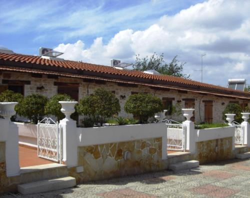 Holiday Residence في كاساماسيما: سور أبيض أمام مبنى