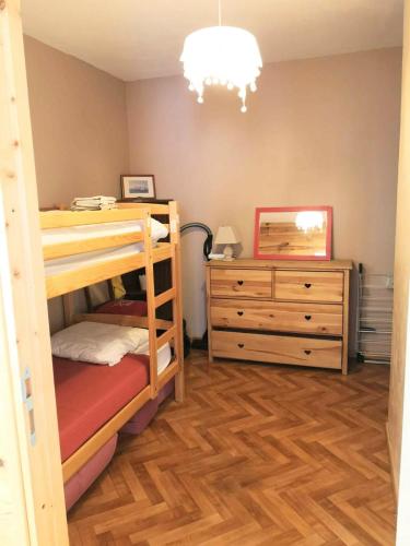 une chambre avec deux lits superposés et une commode dans l'établissement Montclar Appart 4 à 6 places - terrasse vue panoramique - idéalement situé, à Montclar