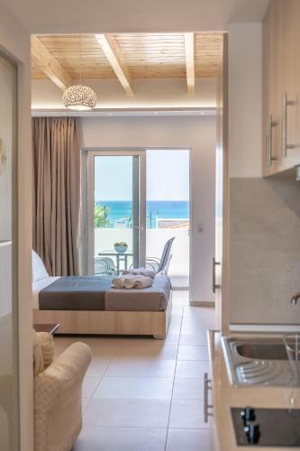 ein Schlafzimmer mit Bett und Meerblick in der Unterkunft Bivalvia Studios in Faliraki