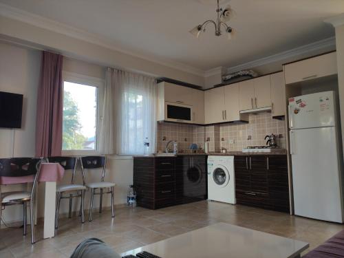 Η κουζίνα ή μικρή κουζίνα στο çileks apart otel