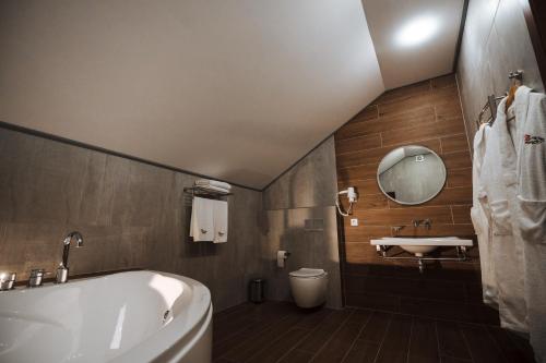 a bathroom with a tub and a sink at Turiyske Podvir'ya in Blazhennik