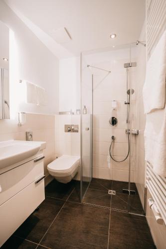 Bilik mandi di Romantik Hotel Schloss Hohenstein