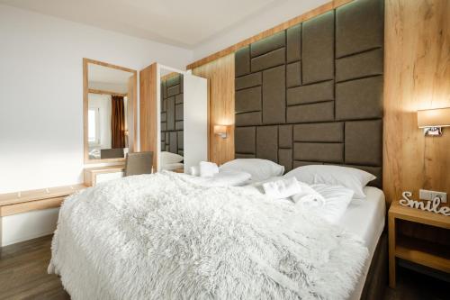 Un pat sau paturi într-o cameră la Apartments Maiskogelblick