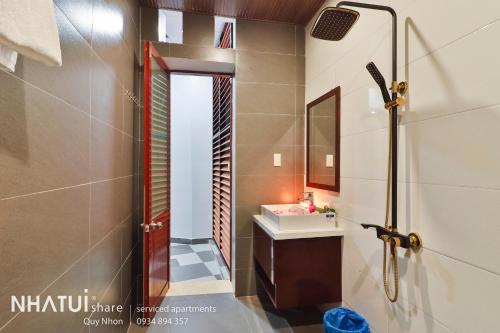 a bathroom with a sink and a mirror at NHATUIshare Quy Nhơn in Quy Nhon