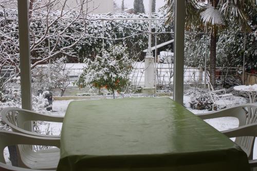 a table and two chairs with a snow covered window at Residencial Playa Lisa in Boadilla del Monte