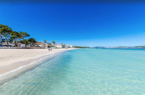 アルクーディアにあるApartamento Concha junto a playa, CLAVELLS 1 1ER Dの透き通った青い海のビーチビュー
