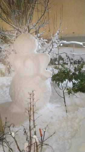 a painting of two snowmen in the snow at Residencial Playa Lisa in Boadilla del Monte