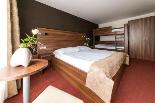 巴斯沃哈基的住宿－特蒙目瑟瓦夫酒店，一间卧室设有一张大床和一个木制床头板