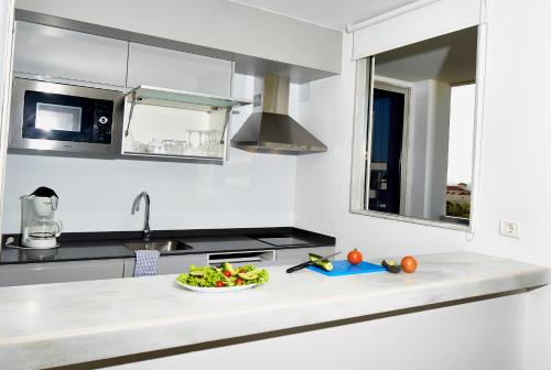 Coral Suites & Spa - Adults Only tesisinde mutfak veya mini mutfak