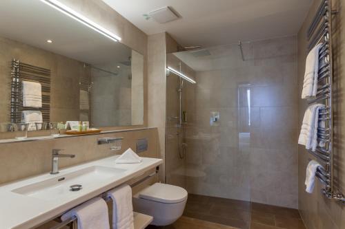 Kylpyhuone majoituspaikassa Hotel Waldhaus am See