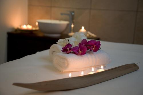 Una cama o camas en una habitación de Smeraldo Suites & Spa