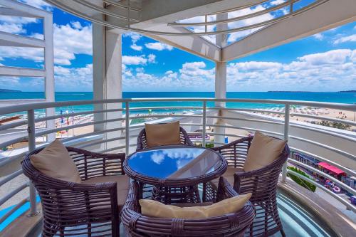 un balcón con mesa y sillas en un crucero en Effect Grand Victoria Hotel - Ultra All Inclusive, en Sunny Beach