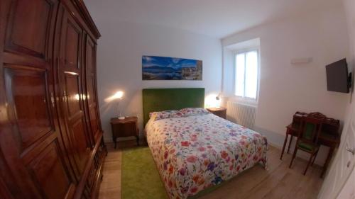 a small bedroom with a bed and a window at La Casa nel Parco Lecco in Lecco