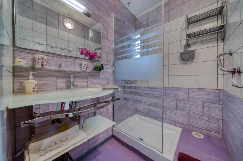 een badkamer met een douche, een wastafel en een bad bij Capucine les Hauts in Rivière