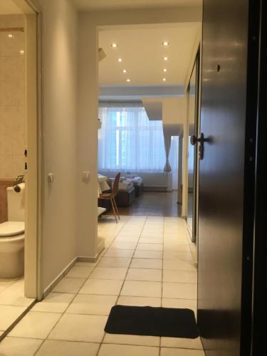 un couloir avec une porte menant à un salon dans l'établissement Corso View, à Budapest