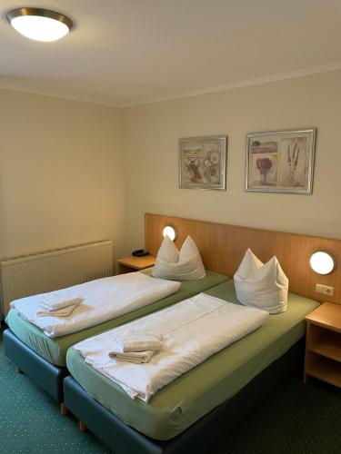 En eller flere senge i et værelse på Gästehaus Scharfe Kurve