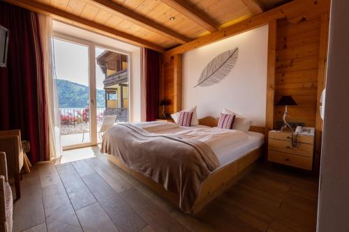 Un pat sau paturi într-o cameră la Seehotel Schlierseer Hof