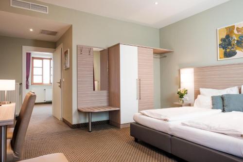 Tempat tidur dalam kamar di Hotel Raffel