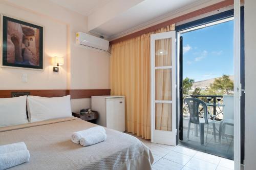 Un pat sau paturi într-o cameră la Holiday Beach Resort Santorini