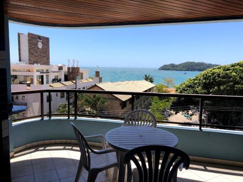 Un balcón o terraza de Ed Baia Azul com vista para todo o mar