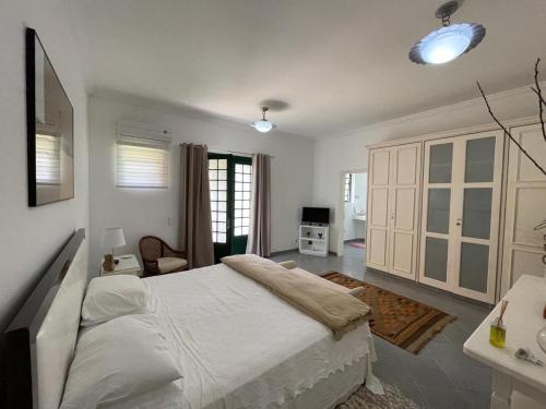 um quarto com uma grande cama branca num quarto em Villa Serena Bed & Breakfast em Embu