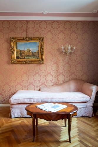 a living room with a couch and a coffee table at Hotel Antico Doge - a Member of Elizabeth Hotel Group in Venice