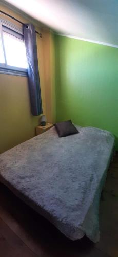 Schlafzimmer mit einem großen Bett und einem Fenster in der Unterkunft LE BYBLOS Duplex à 130m de la plage in Saint-Cyprien