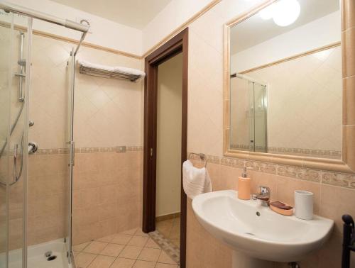 La salle de bains est pourvue d'un lavabo et d'une douche. dans l'établissement B&B il Gobbetto, à Naples