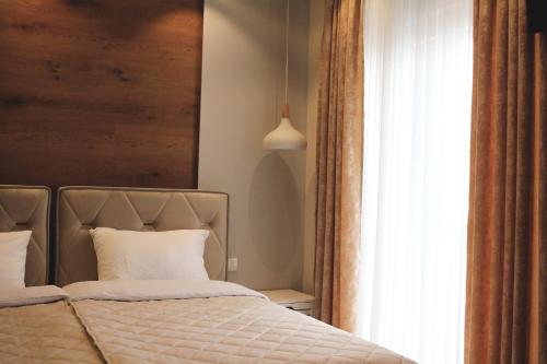 a bedroom with a bed and a window at Ecco Superior in Novi Pazar