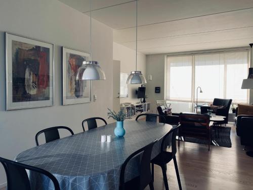 uma mesa de jantar com cadeiras e uma sala de estar em ApartmentInCopenhagen Apartment 93 em Copenhague