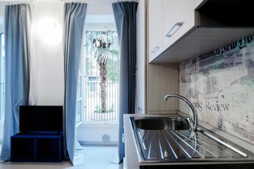 コモにあるElekta Urban Loft - The House Of Travelersのキッチン(シンク付)、窓