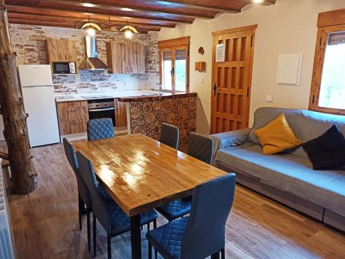 cocina y sala de estar con mesa y sofá en Cortijo Ramón petra ll en Nerpio