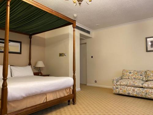 Llit o llits en una habitació de Brook Mollington Banastre Hotel & Spa