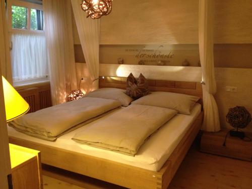 ein Schlafzimmer mit einem großen Bett in einem Zimmer in der Unterkunft Romantikchalet in Breitenbrunn