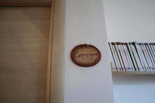 a sign on a wall that says compliance on it at AFFITTACAMERE DORGALI B&B da ZIETTO in Dorgali