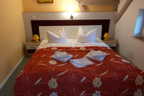 a hotel room with a bed with towels on it at Pension Lemke in Polchow