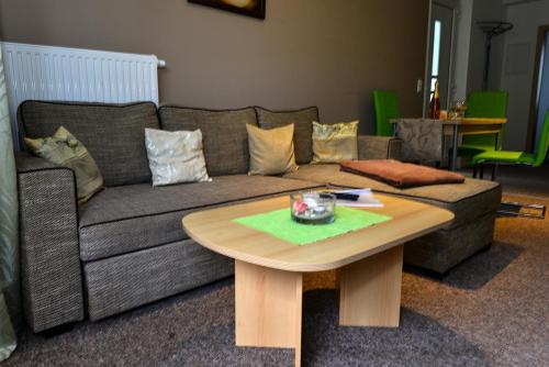 a living room with a couch and a coffee table at Pension Lemke in Polchow