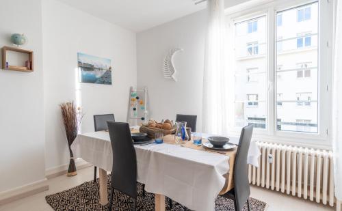 une salle à manger blanche avec une table et des chaises dans l'établissement Ô Palais de justice - 4 personnes, au Havre