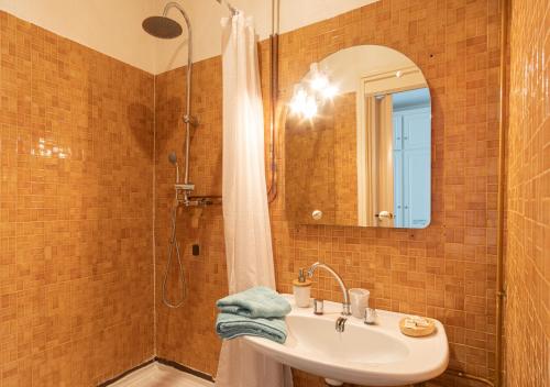uma casa de banho com um lavatório e um chuveiro em Ô Palais de justice - 4 personnes em Le Havre