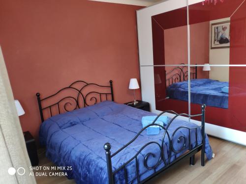 a bedroom with two beds and a mirror at Colmar chambre privée chez l'habitant , près de l'hôpital Pasteur et gare in Colmar