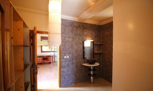 una habitación con un pasillo con una mesa. en Maison d hôtes Bungalow Villa Hammam Bien-être et Piscine, en Agadir