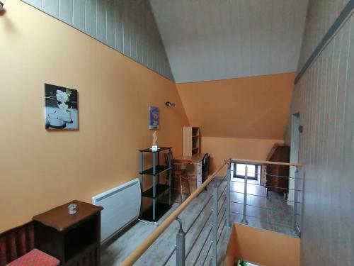 una vista di una scala in una stanza con pareti gialle di LES 4 VENTS a Saint-Berain-sur-Dheune