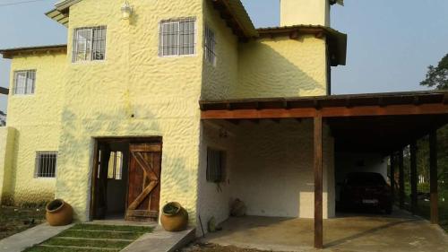 een huis dat wordt gebouwd met een garage bij Hostería La casa Bonita in Corrientes