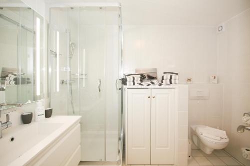 ヴェニングシュテットにあるAm Heidepark, App 3 Eの白いバスルーム(シャワー、トイレ付)