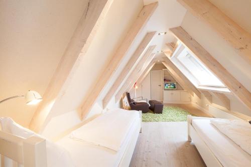 Zimmer im Dachgeschoss mit 2 Betten und einem Stuhl in der Unterkunft Sommerhaus Malmö, App 2 in Wenningstedt-Braderup