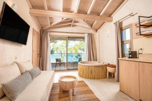 TV a/nebo společenská místnost v ubytování MAKO Sea & Suites