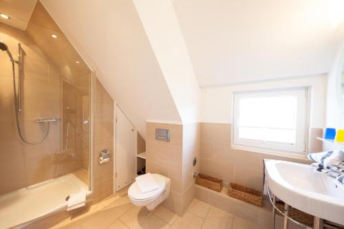 ヴェニングシュテットにあるC-Haus Carola, App 14のバスルーム(トイレ、洗面台、シャワー付)