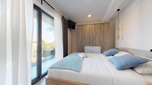 3 Bed Flat - Sleeps 6 - Garden - Parking - Wifi